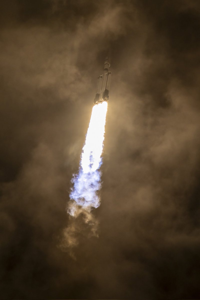 Txifliti's tweet photo. Gaur gauean SpaceX-ek urteko hirugarren #FalconHeavy-a jaurti du. #EchoStar24 satelitea Transferentzia Geoegonkorraren Orbitan arrakastaz jarri zuen. #B1074 erdiko etapa baztertua izan zen eta alboko #B1065 eta #B1064 etapak arazorik gabe lurreratu ziren.
#Espazioa https://t.co/K6LCjgw0Yb