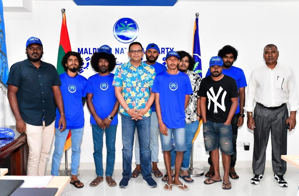 MNP_Secretariat's tweet photo. އެމްއެންޕީގެ ރިޔާސީކެންޑިޑޭޓް މުހައްމަދު ނާޒިމް އަށް ތާއީދުކޮށް ގިނަ އަދަދެއްގެ ޒުވާނުން ރާއްޖޭގެ އެކި ކަންކޮޅުތަކުން މިރޭ އެމްއެންޕީއާއި ގުޅިއްޖެ.  
#Nazim2023 #UjaalaaZamaan https://t.co/mC2i0Y7pmm