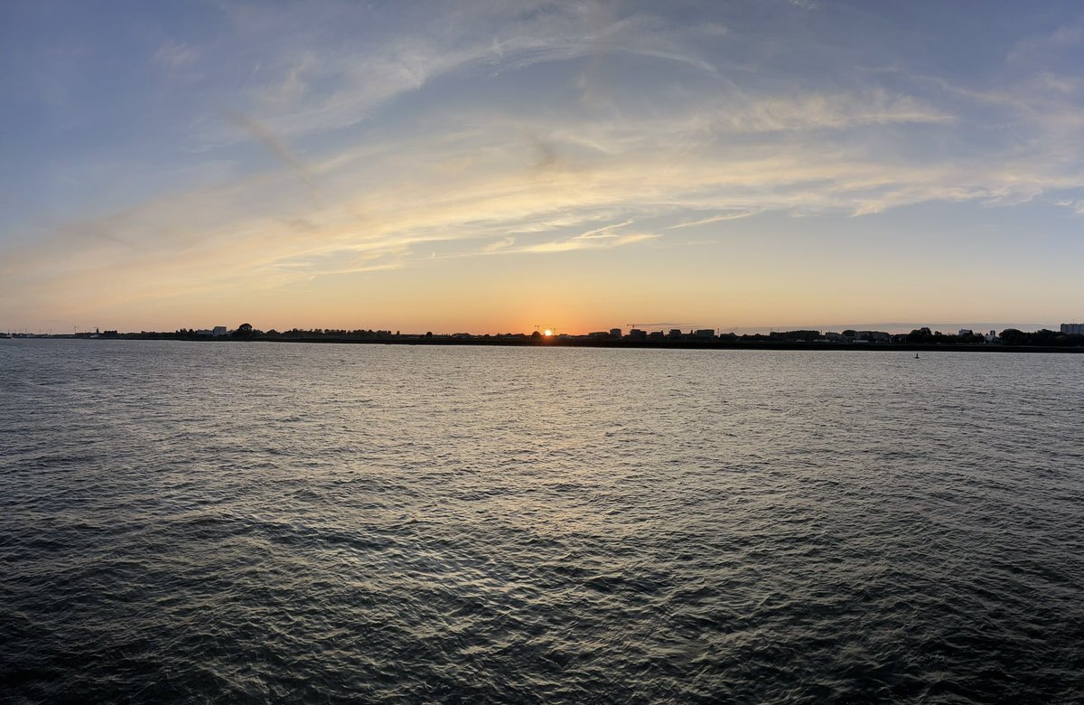 TylerJackSoares's tweet photo. #vrtweer #antwerp #sunsets 2129hrs Nice and chilly. https://t.co/Qck7ZlR83q