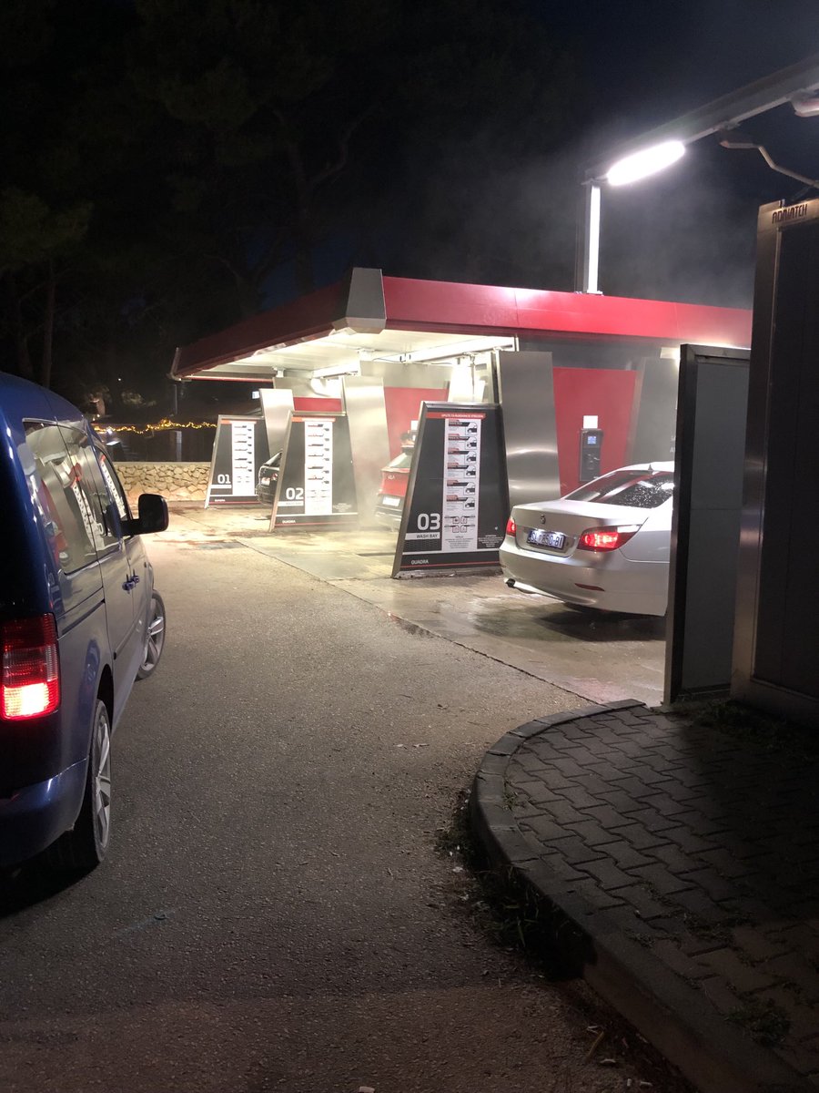 Tomaž, ki živi zraven pokopališča. tweet media