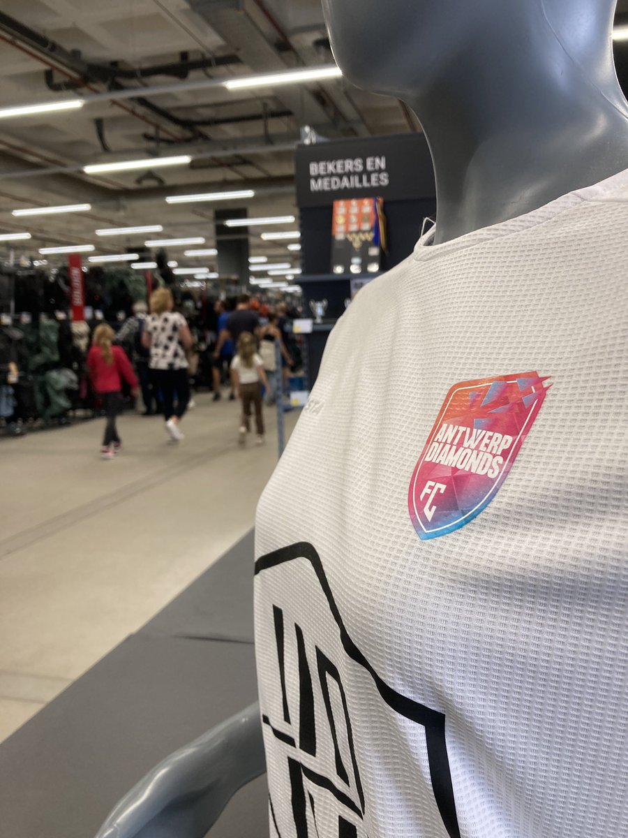SvenAbbeele's tweet photo. Decathlon stijgt alweer in m’n achting. Reden: hun prachtige verwelkomingspop.😀 #antwerpdiamondsfc
#onlyforgirls
#schoonclubke
#thebestisyettocome https://t.co/1yBqCILetr