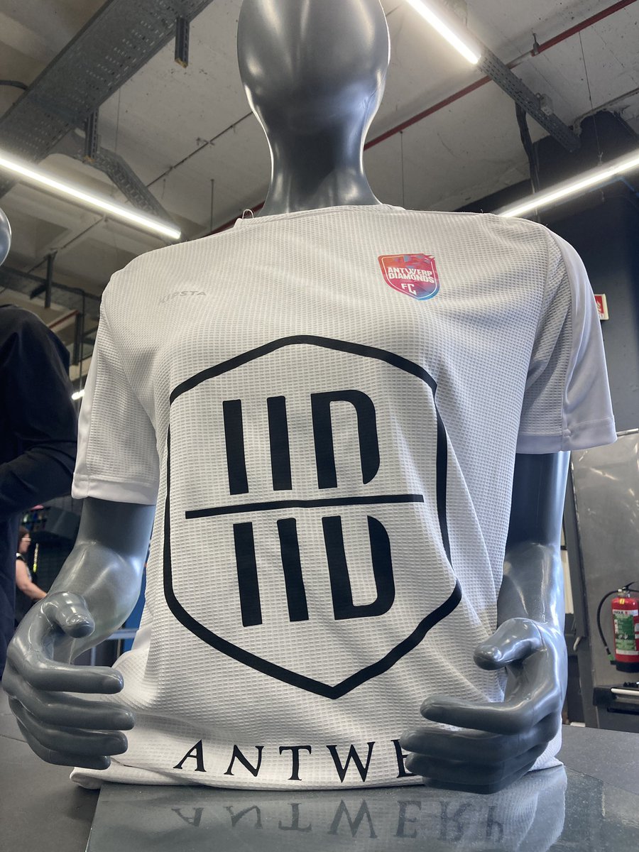 SvenAbbeele's tweet photo. Decathlon stijgt alweer in m’n achting. Reden: hun prachtige verwelkomingspop.😀 #antwerpdiamondsfc
#onlyforgirls
#schoonclubke
#thebestisyettocome https://t.co/1yBqCILetr