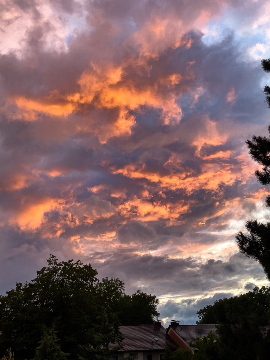 IngoOtto's tweet photo. #sunset #Ruhrgebiet #Bochum #wetter https://t.co/6mlPKqTPNR