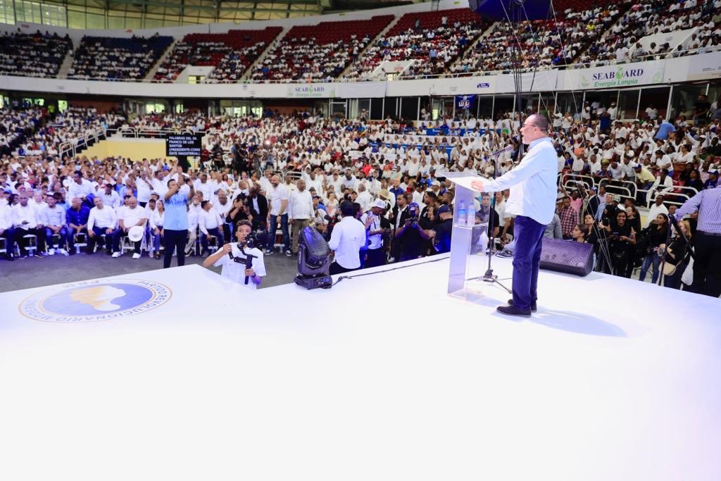 francodelosstos's tweet photo. Gracias al magisterio Peñagomista por organizar esta multitudinaria asamblea. Más de 7mil profesores dirigentes presentes de 53,757 que integramos el Frente magisterial José Fco Peña Gómez.Les pedimos al presidente ⁦@luisabinader⁩ que acepte repostularse.Vamos4+ presidente! https://t.co/Ji0PAwgrxK