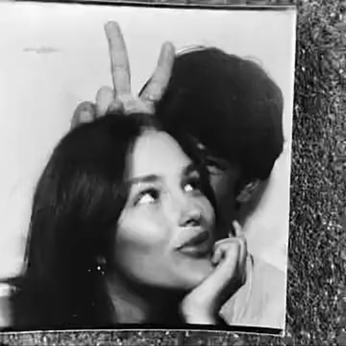 صورِتك لا مرت البال كـنْـها صبح عـيد 
السلام يحوفها و الـخيال يـضمها ..! 

انت عـرّاب المشاعر .. و غذّاي الوريد
تستثير الروح و النفس تجلي غمّها ..! 

و انت تزهاك المدايح و يزهاك القصيد 
والله أن شَـهادتي فيك يقطر دمّها 🤍