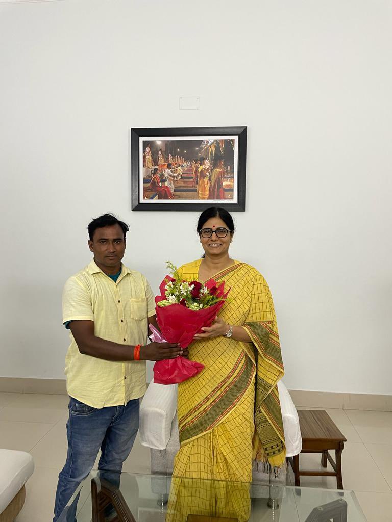 AnupriyaSPatel's tweet photo. आज सर्किट हाउस वाराणसी में स्थानीय @ApnaDalOfficial  कार्यकर्ताओं से मुलाक़ात करते हुए। https://t.co/RKFhijmKOz