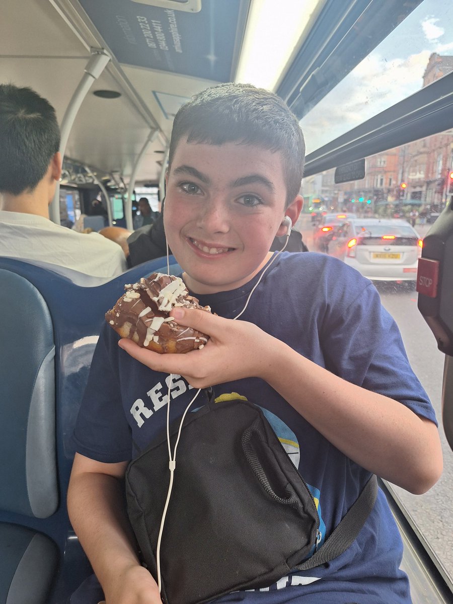 LkLoz28's tweet image. Can't beat a #KinderBuenoDonut #BusHome