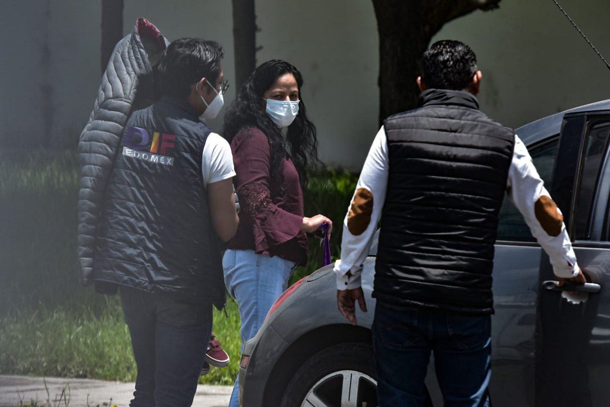 SOLTOLUCA's tweet photo. ¡Por fin! 🤗

Abandona Christopher el albergue del DIFEM. El pequeño no soltó los brazos de su abuela. ❤

El niño es hijo de la pareja que  actualmente enfrenta un proceso legal por los hechos ocurridos en un kinder de Cuautitlán Izcalli.

📷 Daniel Camacho | El Sol de Toluca https://t.co/d4PhFdxr1p