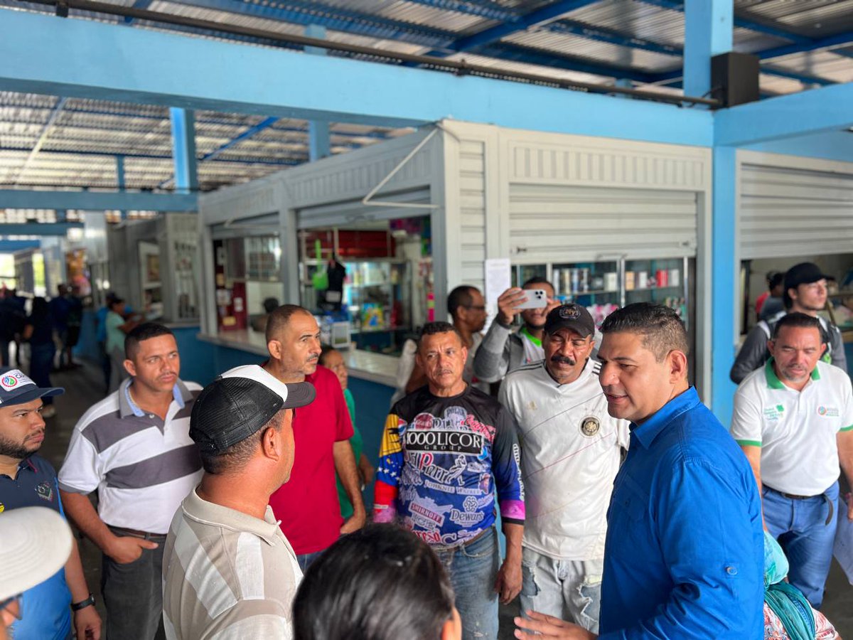 OviedoPSUV's tweet photo. ¡Esta recuperación integral va viento en popa! Con puro material local de Alcasa y apoyo de @NicolasMaduro y @amarcanopsuv estamos terminando de cambiar 3.400 metros de techo en el Mercado de Unare y ¡Vamos por más!

#SomosLosDeChávezYNicolás https://t.co/Cg6opEhT2c