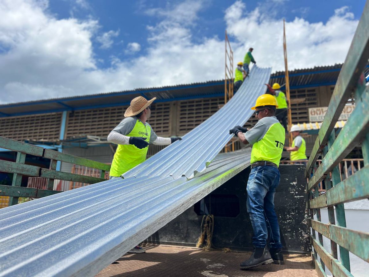 OviedoPSUV's tweet photo. ¡Esta recuperación integral va viento en popa! Con puro material local de Alcasa y apoyo de @NicolasMaduro y @amarcanopsuv estamos terminando de cambiar 3.400 metros de techo en el Mercado de Unare y ¡Vamos por más!

#SomosLosDeChávezYNicolás https://t.co/Cg6opEhT2c