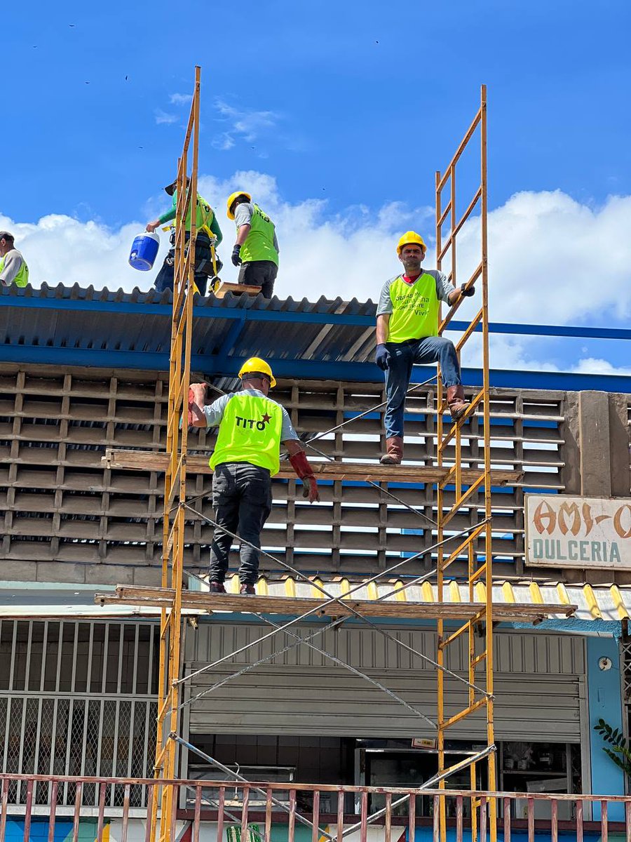 OviedoPSUV's tweet photo. ¡Esta recuperación integral va viento en popa! Con puro material local de Alcasa y apoyo de @NicolasMaduro y @amarcanopsuv estamos terminando de cambiar 3.400 metros de techo en el Mercado de Unare y ¡Vamos por más!

#SomosLosDeChávezYNicolás https://t.co/Cg6opEhT2c