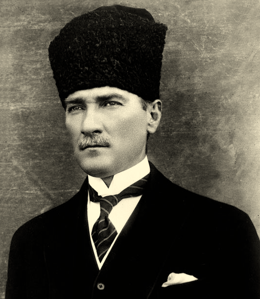 REM__BEN's tweet photo. Yazlık evine zarar veren ağacı kesmek yerine, evi yana kaydıran adama Atatürk denir. 

Doların yeşili için binlerce ağacı kestiren adamı zaten tanıyorsunuz https://t.co/APhdRlHuoL