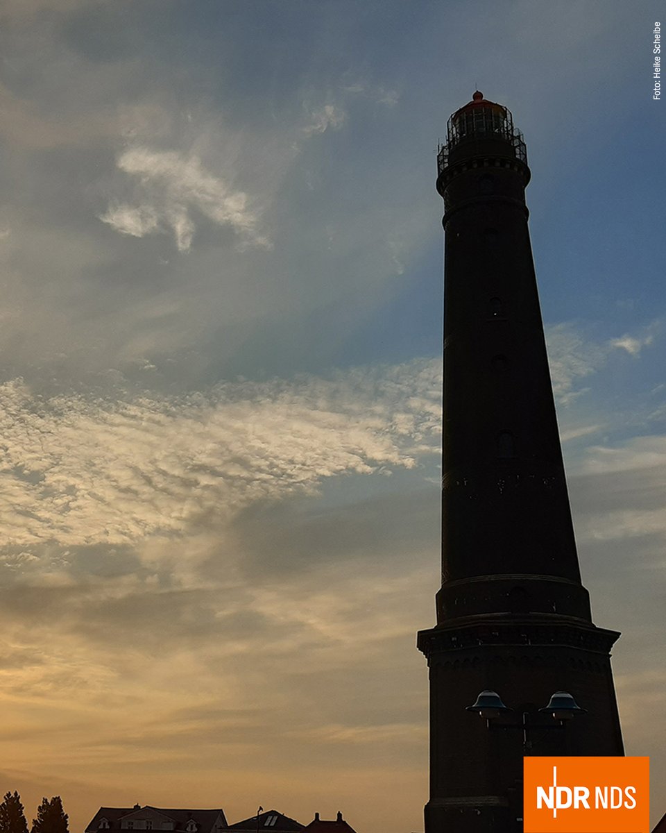 Majestätisch ragt der Leuchtturm auf Borkum in den Morgenhimmel ☀️ Vielen Dank an Heike Scheibe für das schöne Foto! ❤ Machen Sie mit bei der Wetterbild-Aktion von Hallo Niedersachsen: ndr.de/tv882.html #NDRNDS