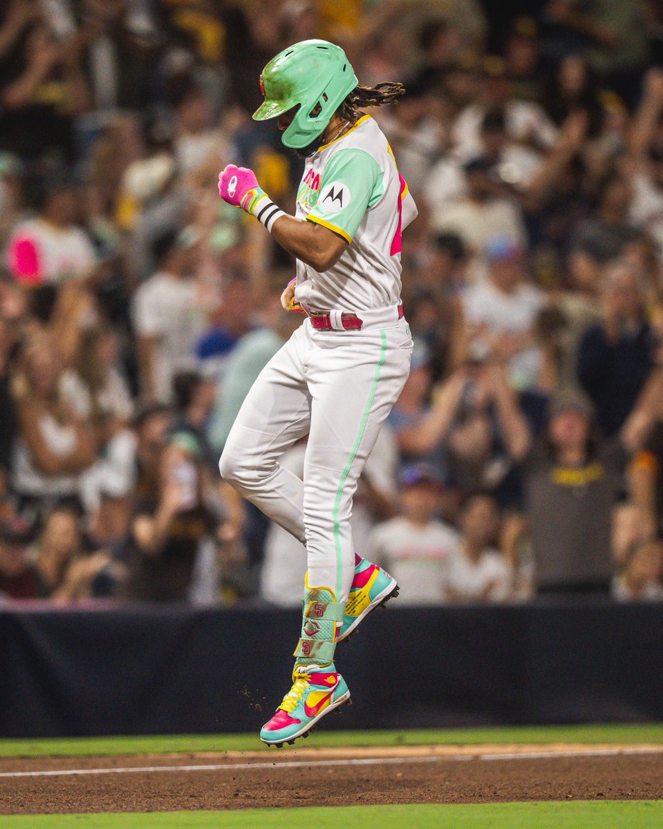 BRWalkoff's tweet photo. Fernando Tatis Jr. wore these custom “Off White” Jordan 1s last night 🔥 https://t.co/jWVx1xCAJw