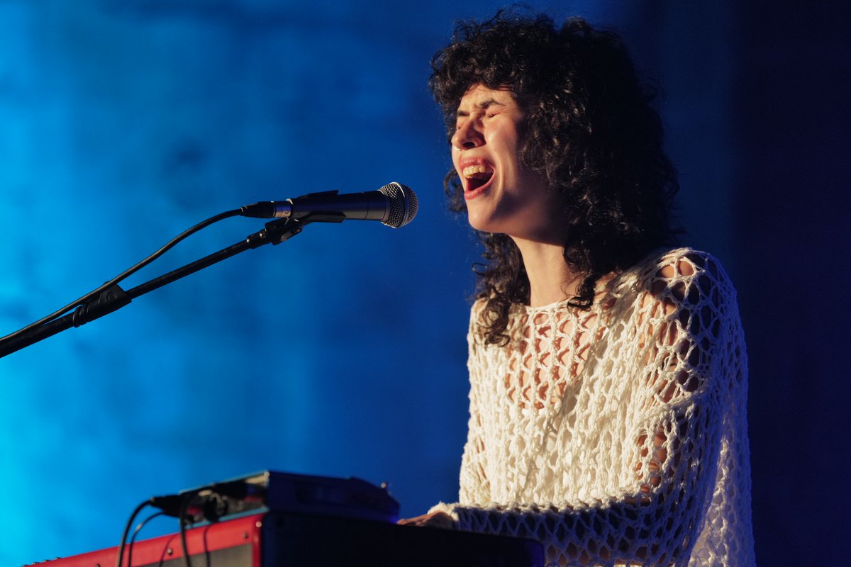 DPZaragoza's tweet photo. 🎸🎼 La música de #AliceWonder ha abierto esta tarde una nueva edición del festival #VeruelaVerano. Fusión de estilos con formato acústico en un marco único como la iglesia del monasterio de Veruela https://t.co/hWhnChenba