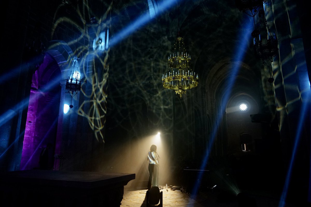 DPZaragoza's tweet photo. 🎸🎼 La música de #AliceWonder ha abierto esta tarde una nueva edición del festival #VeruelaVerano. Fusión de estilos con formato acústico en un marco único como la iglesia del monasterio de Veruela https://t.co/hWhnChenba