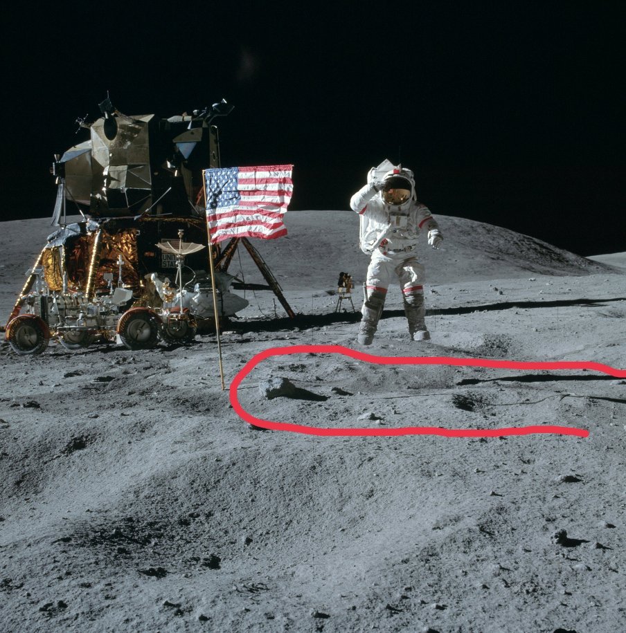 Chissà a cosa serviva su Apollo 16 una prolunga a scomparsa sotto una pietra che non va da nessuna parte? 😂