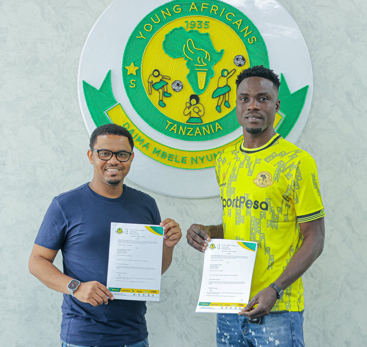 YoungAfricansEN's tweet photo. 𝗛𝗔𝗙𝗜𝗭 𝗞𝗢𝗡𝗞𝗔𝗡𝗜 is happy with us #Wananchi 🔰🧩

@Arafat__AH 

#TheClubAboveAll 
#DaimaMbeleNyumaMwiko https://t.co/TGuEabMXg6