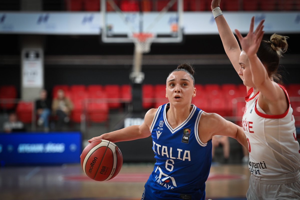 Italbasket's tweet photo. 𝗘𝘂𝗿𝗼𝗽𝗲𝗼 𝗨𝟮𝟬: buona la prima! 💥💙

71-54 il finale a favore delle Azzurre contro la Turchia. L’Italia tornerà in campo domani alle 17:00 contro la Lettonia per la seconda gara del girone. 

#Italbasket | #FIBAU20Europe https://t.co/ZhAHgGfIdv