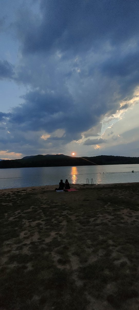 Adryver97's tweet photo. Avui cap a les 20:30 hi havia un cel molt bonic a l'Estany de Banyoles i he vist que m'han sortit unes fotos precioses d'aquestes noies<3. Els les hem volgut ensenyar però han anat a l'aigua i nosaltres hem marxat.

✨Twitter fés la teva màgia i troba-les sisplau✨ https://t.co/t1Z6sfRE3V