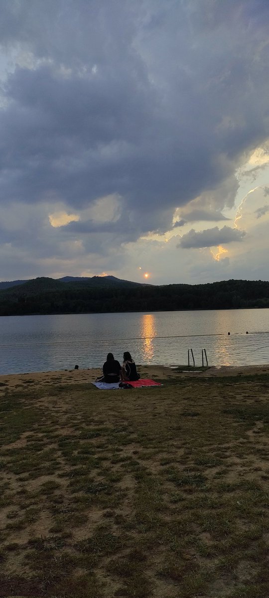 Adryver97's tweet photo. Avui cap a les 20:30 hi havia un cel molt bonic a l'Estany de Banyoles i he vist que m'han sortit unes fotos precioses d'aquestes noies<3. Els les hem volgut ensenyar però han anat a l'aigua i nosaltres hem marxat.

✨Twitter fés la teva màgia i troba-les sisplau✨ https://t.co/t1Z6sfRE3V