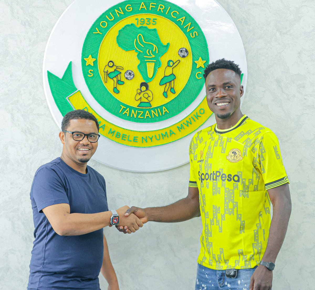 YoungAfricansEN's tweet photo. 𝗛𝗔𝗙𝗜𝗭 𝗞𝗢𝗡𝗞𝗔𝗡𝗜 is happy with us #Wananchi 🔰🧩

@Arafat__AH 

#TheClubAboveAll 
#DaimaMbeleNyumaMwiko https://t.co/TGuEabMXg6