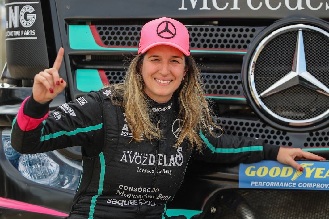 Biaracing's tweet photo. POLE EM GOIÂNIA ! 
Obrigada time e a todos que torceram ! 

Thanks team and tô everybody rooting for us!

@asgmotorsportbr @mbdobrasil @mercedesbenz_caminhoes @grupotombini @monroeamortecedores  @saqueepague @copatruck #copatruck #caminhao #caminhoneira #trucks #mercedes #barbie https://t.co/y3OmnZOpCh