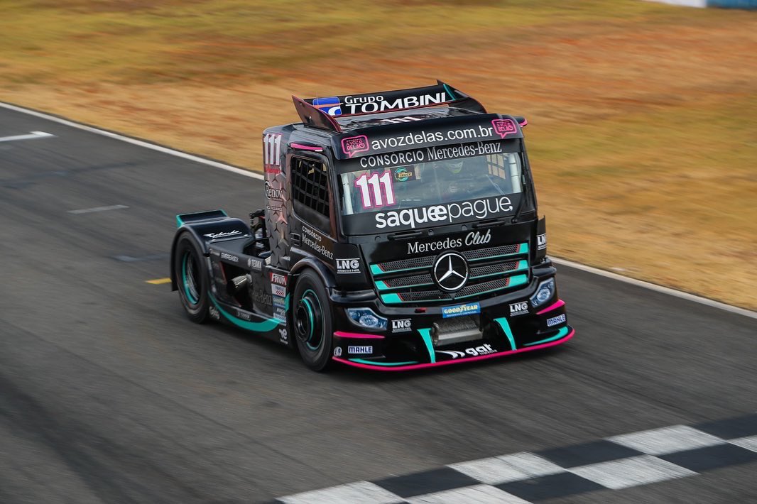 Biaracing's tweet photo. POLE EM GOIÂNIA ! 
Obrigada time e a todos que torceram ! 

Thanks team and tô everybody rooting for us!

@asgmotorsportbr @mbdobrasil @mercedesbenz_caminhoes @grupotombini @monroeamortecedores  @saqueepague @copatruck #copatruck #caminhao #caminhoneira #trucks #mercedes #barbie https://t.co/y3OmnZOpCh
