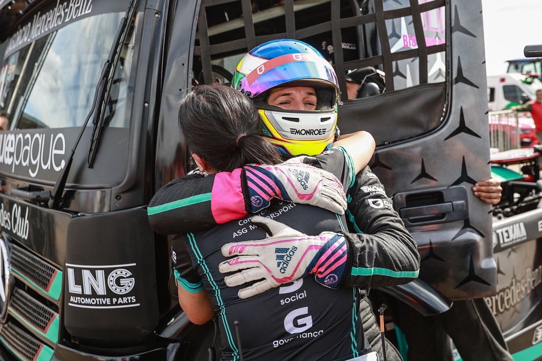 Biaracing's tweet photo. POLE EM GOIÂNIA ! 
Obrigada time e a todos que torceram ! 

Thanks team and tô everybody rooting for us!

@asgmotorsportbr @mbdobrasil @mercedesbenz_caminhoes @grupotombini @monroeamortecedores  @saqueepague @copatruck #copatruck #caminhao #caminhoneira #trucks #mercedes #barbie https://t.co/y3OmnZOpCh