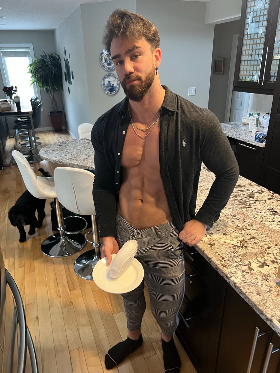MingPledge73530's tweet photo. RT for this breakfast sausage before we workout at the gym 💪 https://t.co/krSyaioeWG