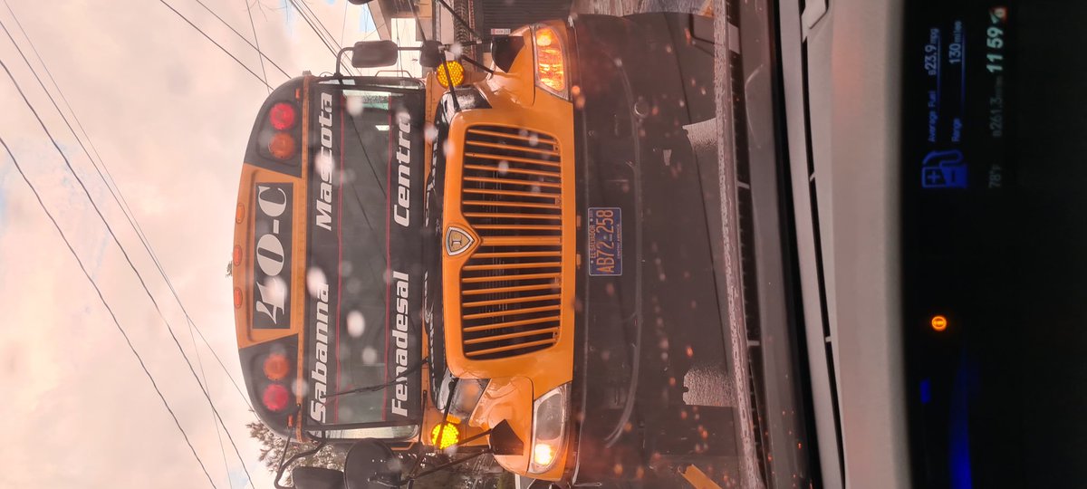 AGTorres09's tweet photo. Imprudedencia al volante siempre el transporte colectivo... bus de la ruta 40-C, placas AB 72 258 subiendo en contrasentido Calle La Mascota solo por no esperar su turno en la cola del semáforo intimidando siempre @PNCSV @VMTElSalvador @AMuyshondt @ChrisGuevaraG https://t.co/iWEaX2CyQy