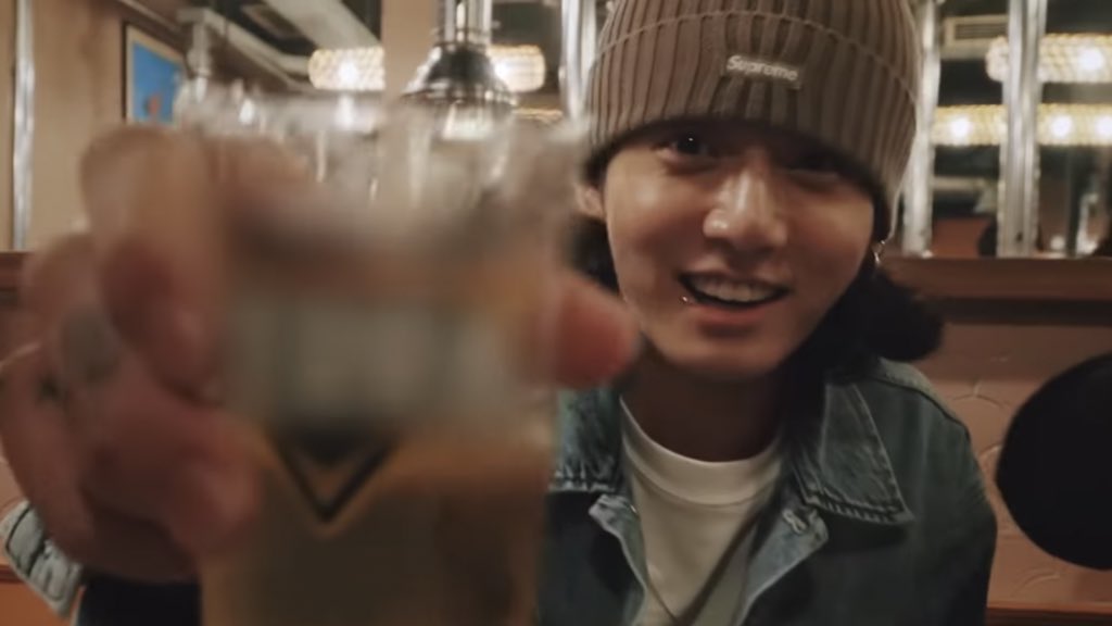 LKFiles97's tweet photo. highball🍻

#JUNGKOOK #정국 #LISA #리사 https://t.co/Y43ZInTnME
