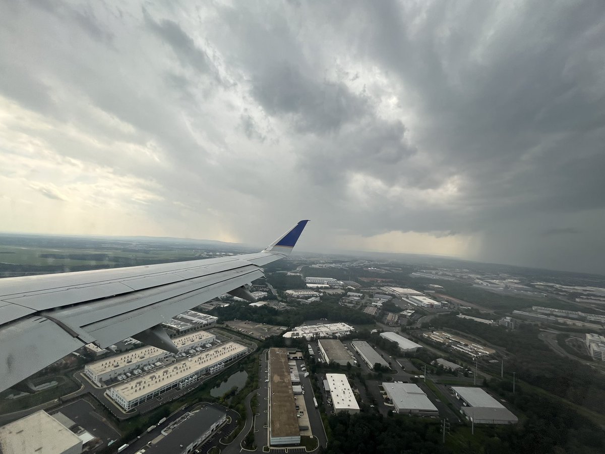 anna_stuck's tweet photo. Strom chasing on a plane…
Cons: turbulence out the wazoo 🤢
Pros: these views 😍 https://t.co/JJi4IXlTiC