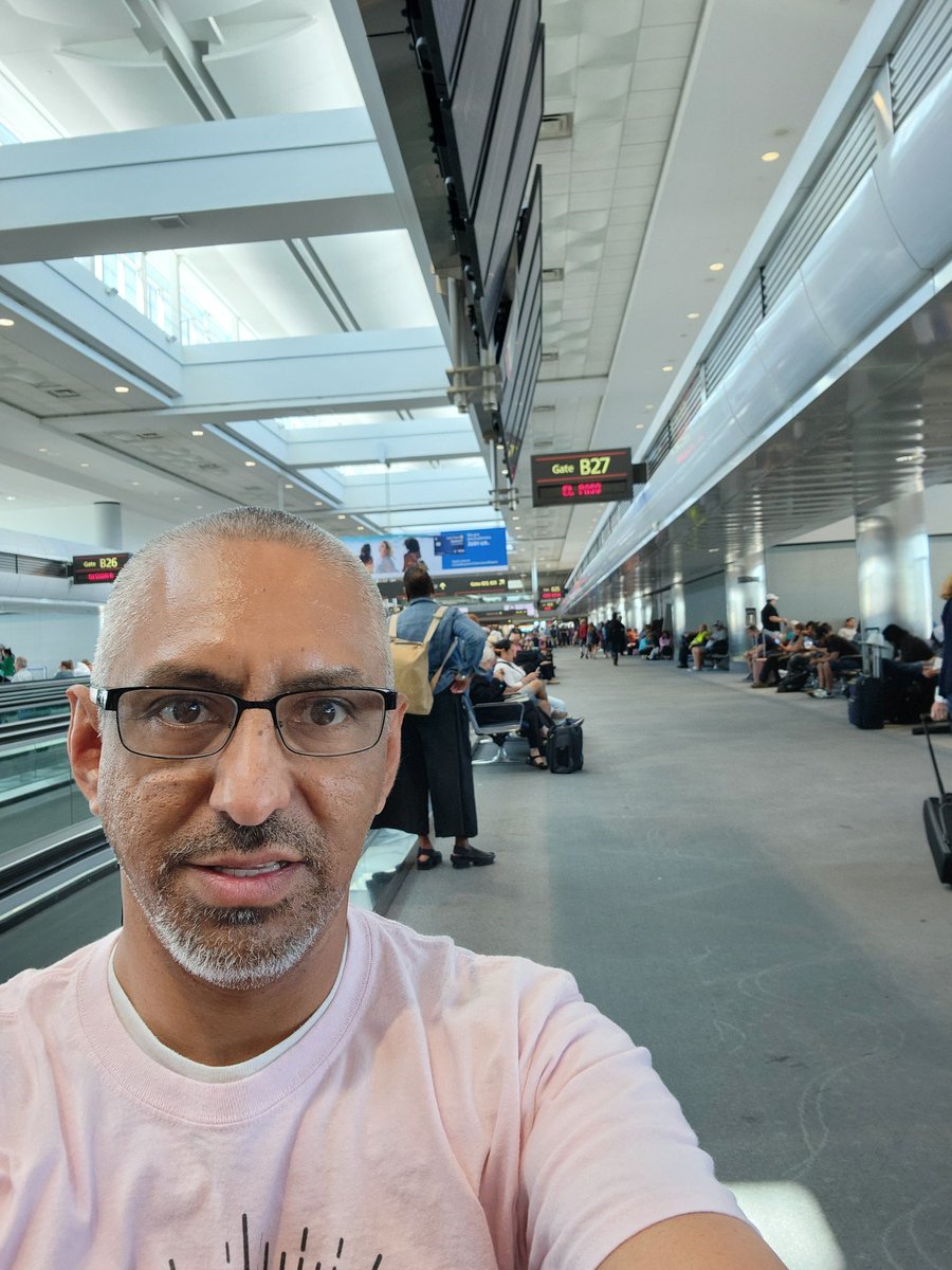 JoseLSilvaSmith's tweet image. I am finally boarding the plane to El Paso. First class! Yay! #TISDProud #exploringcs #united