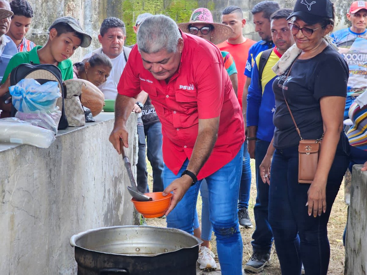 Me fui a la comunidad “Casco Centro”, de la UBCH “Bruzual” de la pquia del mismo nombre del mcpio Muñoz. Allí hicimos uno de los sancochos comunitarios de Apure hoy. La jornada incluyó: recuperación de un pque infantil, siembra de un árbol, debate sobre Chávez y sancocho ⁦