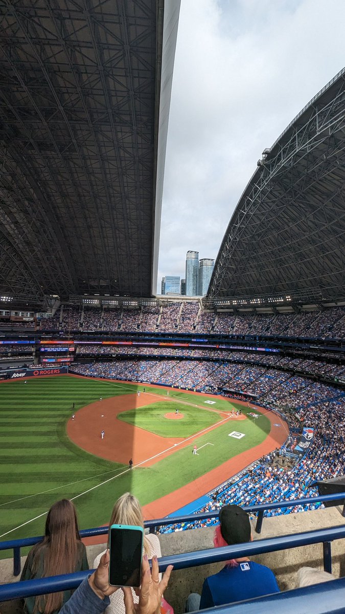 The sun is coming out in Toronto so the Rogers Centre roof is opening up! 🌞

The dome is packed today. Great crowd!!

#BlueJays #NextLevel