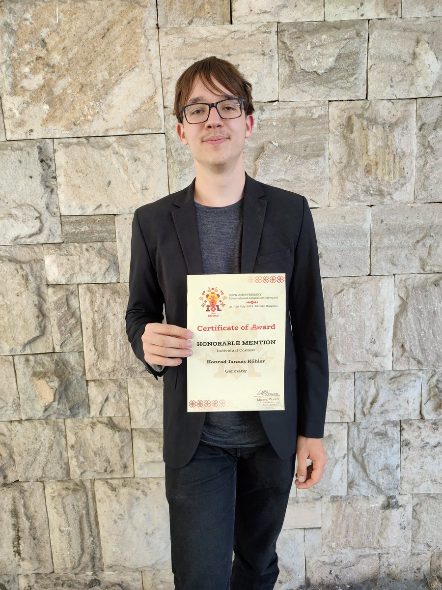 Das  deutsche Team (Daniel Pahi, Merlin Fischer, Konrad Jannes Köhler und  Ruth Plümer, mit der Teamleiterin Nathalie Topaj) auch dieses Jahr erfolgreich bei der IOL: Wir gratulieren Merlin Fischer für die Bronzemedaille und Konrad Jannes Köhler für die Honorable Mention.