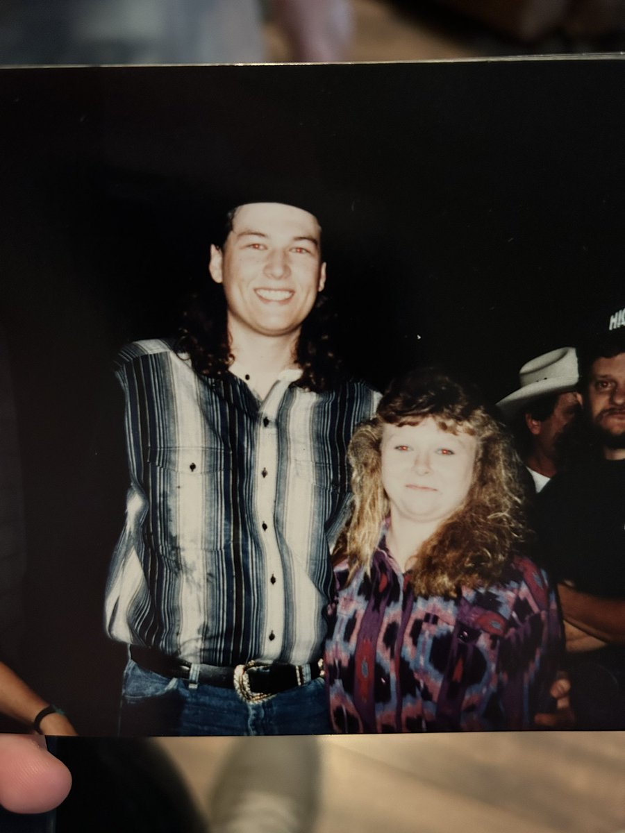 ShelbySims_'s tweet photo. @blakeshelton with my mom who is now  an assistant GM at Ole Reds in Tishomingo!! https://t.co/ZJA4sbMjIp