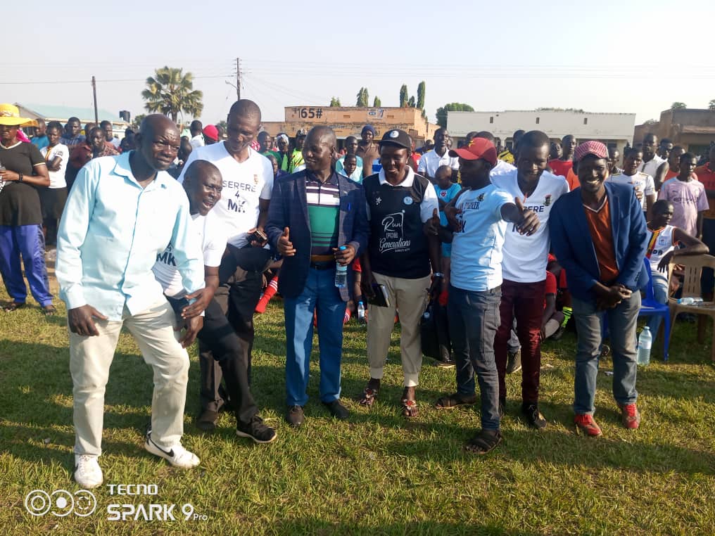 olupotisaacakon's tweet photo. The serere fans led by Former serere county MP aspirant Eng.Ongurocco rock kaberemaido township during the early hours of the MK Teso Cup football thriller between serere the Ateker fishermen and Kaberemaido the Ateker farmers.
#MKTesoCupgoingMassive 
#Teso4MK 
@OgwangOgwang https://t.co/hzKdWbSuT4