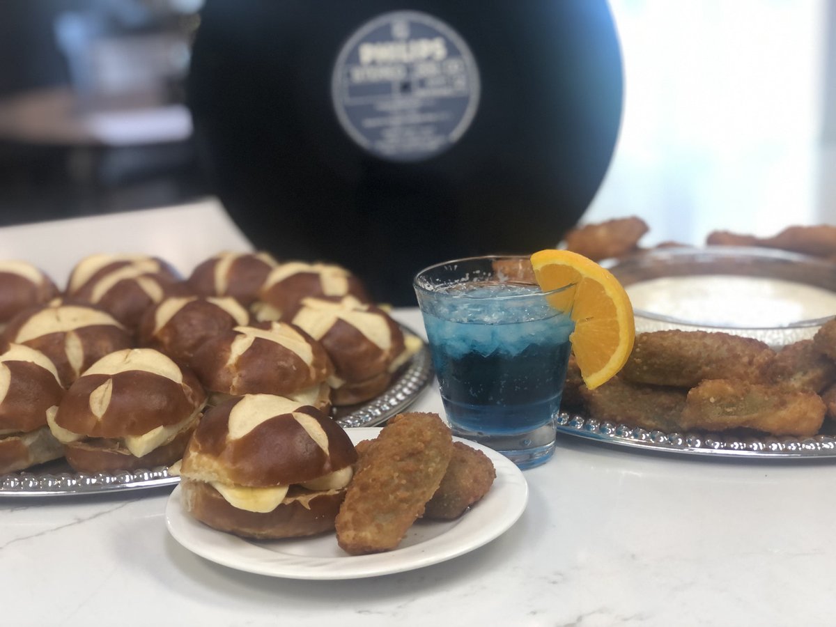 1970’s Theme Week came to an end with an Elvis inspired Happy Hour🎙️

We listened to Elvis music while enjoying Cocktails, Jalapeño Poppers, and Peanut Butter &amp; Banana Pretzel Sliders!