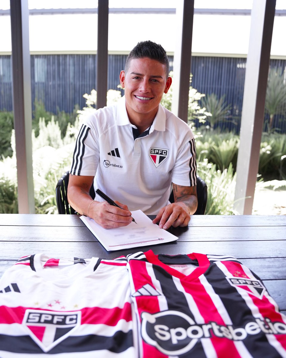 SaoPauloFC's tweet photo. QUE MOMENTO! ✍️

@jamesdrodriguez 🤝 @saopaulofc 

#JamesTricolor
#SejaSócioTorcedor
#VamosSãoPaulo 🇾🇪 https://t.co/faINUMwic2