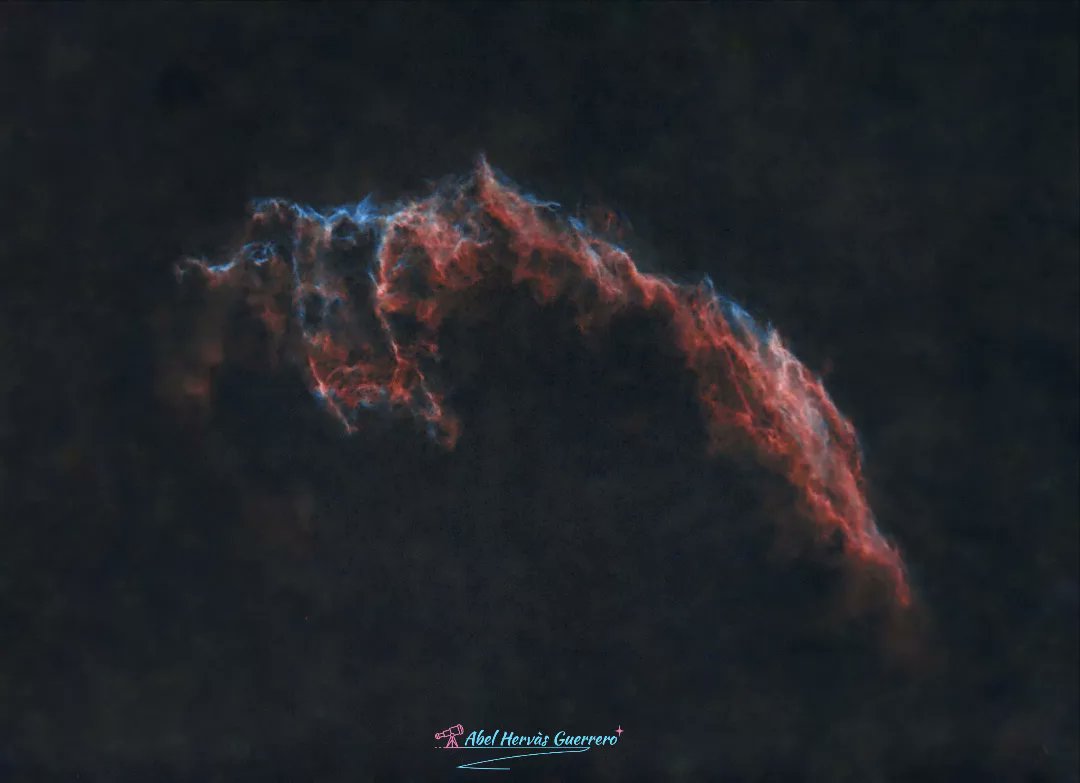 El vel de l'est (NGC6992) és la part més oriental de la nebulosa de l'est, que podem trobar a la constel·lació del Cigne. Situada a uns 1400 anys llum és el resultat d'una gran explosió estel·lar fa uns 5.000 anys i encara amb el material emès en expansió.