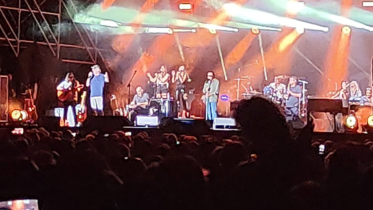 il_farmacista's tweet photo. #DeGregoriVenditti #IlTour #Marsciano Non può mancare un omaggio a Lucio. ❤️ "Canzone". https://t.co/HGAnePYiJ9