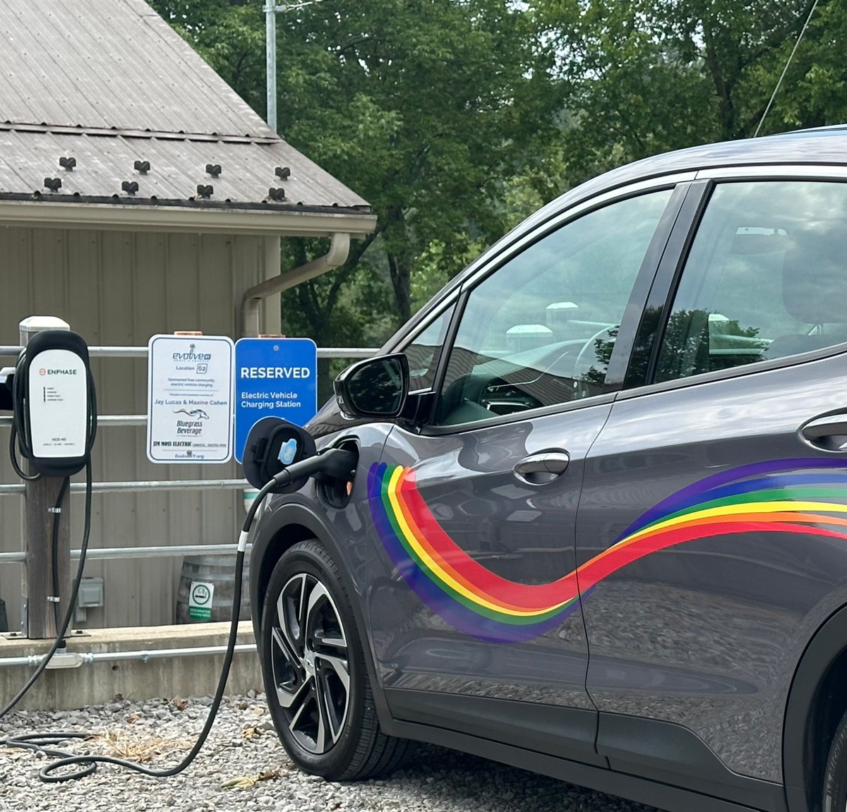 CaseysCut's tweet photo. 🎉Another milestone!🎉 The first EV from Louisville, KY to use our free charging stations! Charge up and enjoy a tour, tasting, gift shop, and cocktails! We 💚 the environment! #PlugShare #ev #chargingstation https://t.co/0O1Tbfcooz
