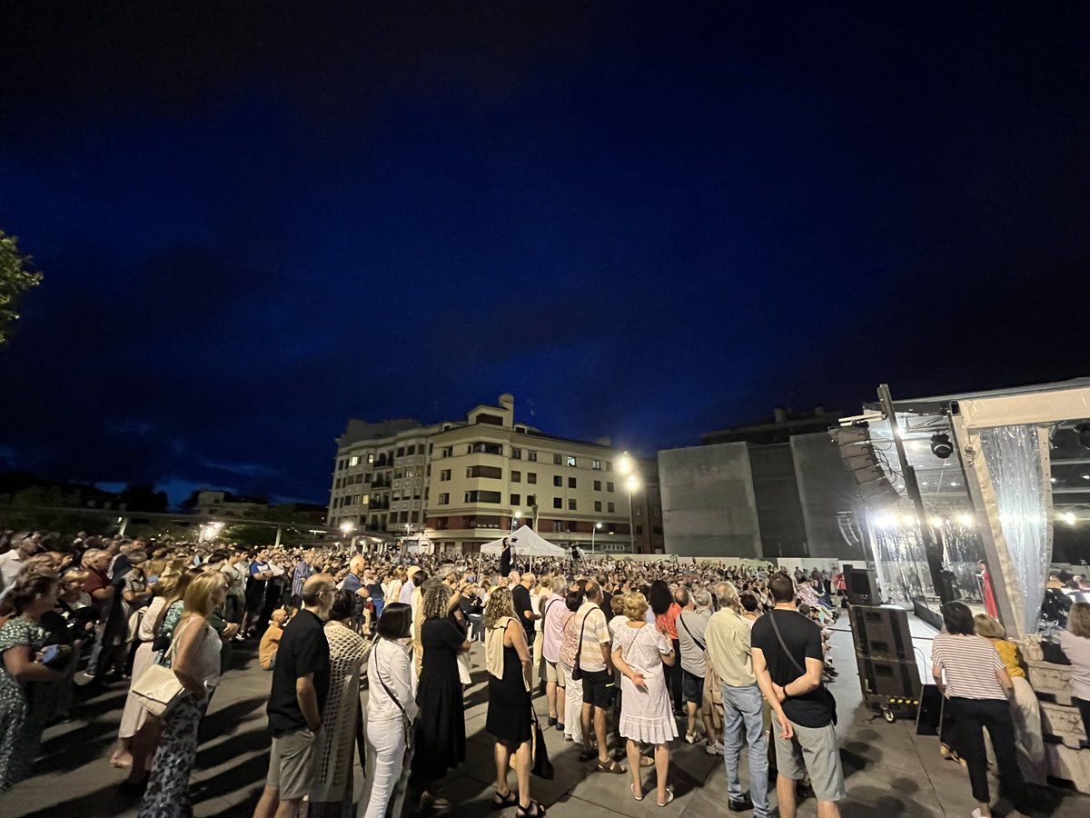 Irun_informa's tweet photo. ⭐️ Z O R A G A R R I A 💘 🎶
@BandaIrun 🤝 @orfeoia_orfeon
🎂 Concierto en el 50 Aniversario de la Banda "Ciudad de Irun". Zorionak! 😌
🏟️ ¡La plaza San Juan hasta arriba! 🙌
🖇️ https://t.co/mQkxXdPYl7
#EsIrun #IrunDa https://t.co/IarQNIBteU