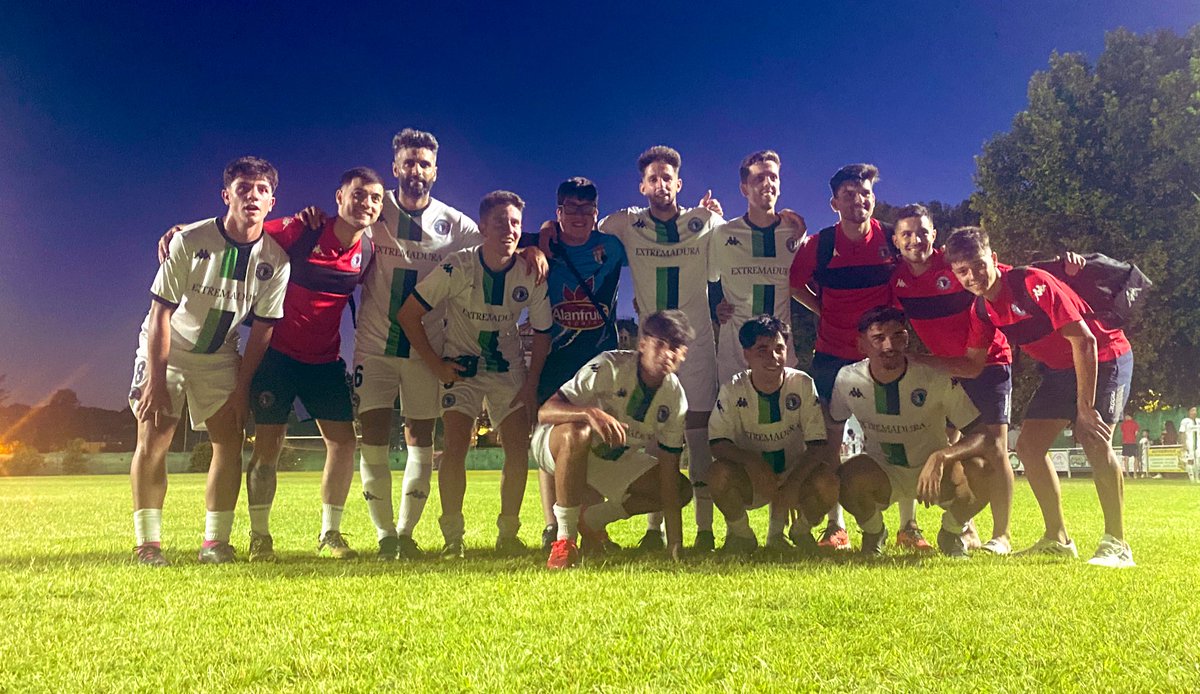 <a href="/alanfruits_cd22/">Alanfruits Club Deportivo Alange</a> <a href="/CDExt1924/">CD EXTREMADURA</a> Finalizado : 

Alange 0-8 Extremadura 

📸 Foto final con Héctor, un gran aficionado del <a href="/CDExt1924/">CD EXTREMADURA</a> , natural de Alange, que estaba emocionado por tener a los jugadores a los que sigue en su pueblo. 

Juega en el club inclusivo del <a href="/Merida_AD/">A.D. Mérida</a> 👏🏻