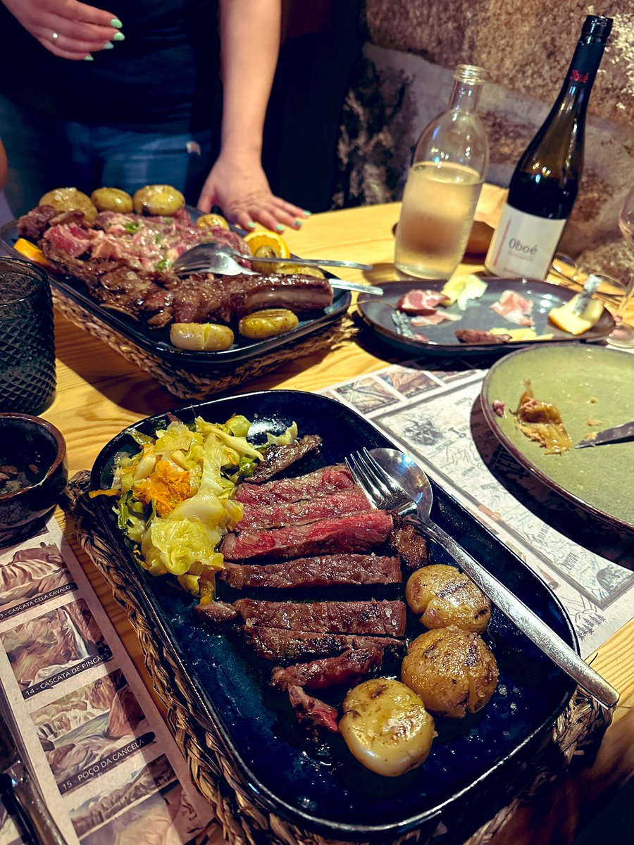 Nee. Maaltijden zónder vlees kennen ze hier niet. En dit zijn ‘halve borden’. Een soort van kindermenu’s. En ja, dit is nú.