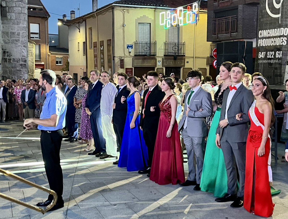 🎉 Íscar inicia sus Fiestas Populares 2023.

El presidente <a href="/Conrado_Iscar/">Conrado Íscar</a> acompaña al alcalde <a href="/villadeiscar/">villadeiscar</a> <a href="/JoseAndresSanz2/">Jose Andres Sanz</a> y a los vecinos durante el pregón a cargo de José Luis Gutiérrez <a href="/iberjazz/">JoséLuisGutiérrezIberjazz</a> y en la proclamación de las reinas de las fiestas.