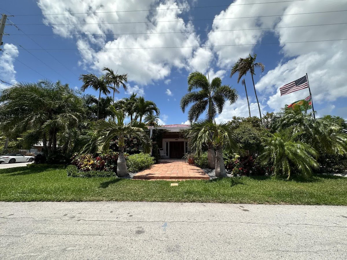 Beautiful home in Mid Town and proudly flying the American Flag. Gary McAdams, Key West Realtor, (305) 731-0501.

#keywest #keywestrealestate #keywestrealtor #garymcadams #garymcadamsrealtor #FloridaKeysRealEstate #MLS #garymcadamskeywest #realestate #floridakeys
 #KeyWestHomes