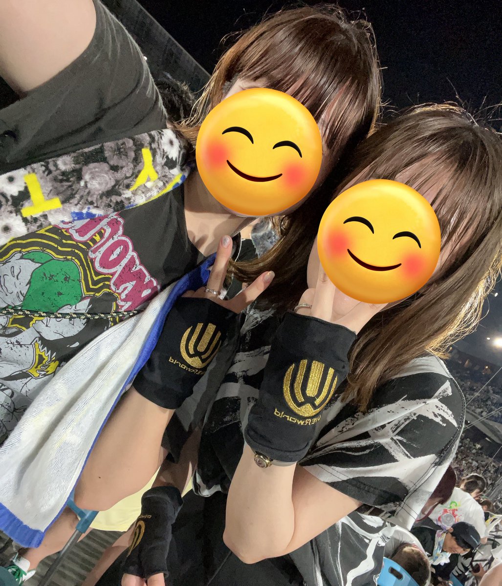 tani1014a's tweet photo. めちゃくちゃ楽しみしてたUVER日産、
始まればすぐ終わってしまって…
ライブ行ったばかりなのにもう行きたい🥹😩❤️‍🔥
素敵なとんでもセトリで…ありがとうUVERworld

来年ハワイ行ってやる
今日男祭りの方々楽しんできてください🥺🫧女crewの魂は授けました。

#UVERworld 
#UVERworld_日産スタジアム https://t.co/sAsHX7E9PZ